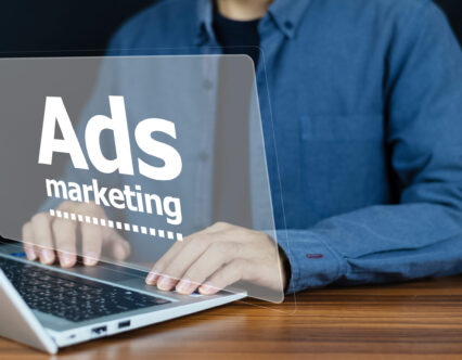Navegando por las Opciones – Meta vs. Google con Surikata